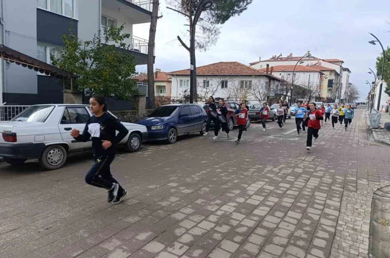 Selendi’de kros yarışı nefes kesti 