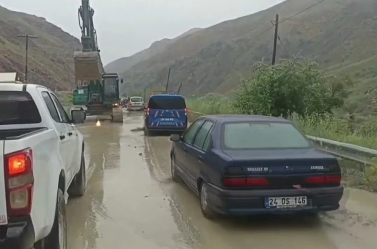 Selin kapattığı Erzincan-Kemah yolu yeniden ulaşıma açıldı