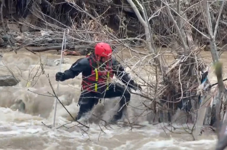 Şemdinli’de dereye düşen çocuğu arama çalışmaları sürüyor 