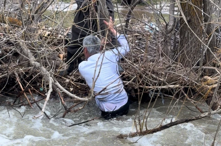 Şemdinli’de dereye düşen çocuk için seferberlik başlatıldı 