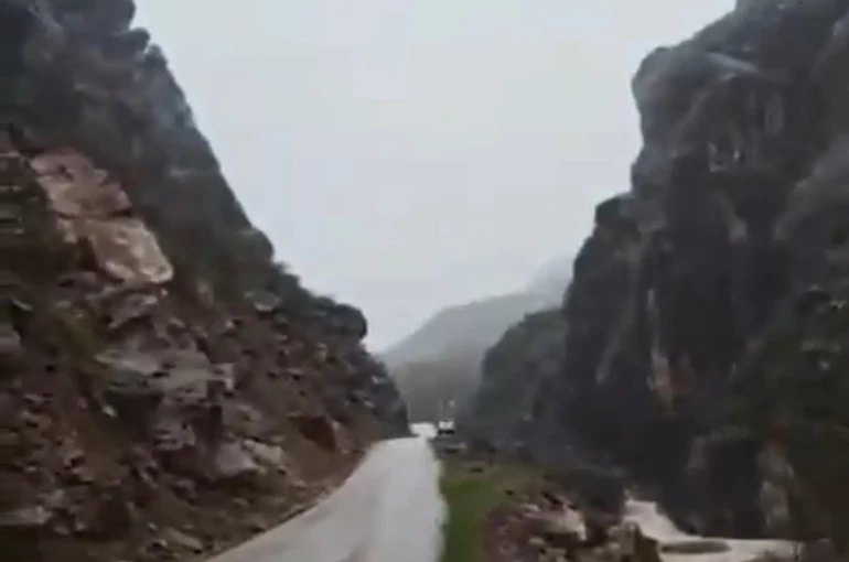 Şemdinli’de dev kaya parçası yolu ulaşıma kapattı 