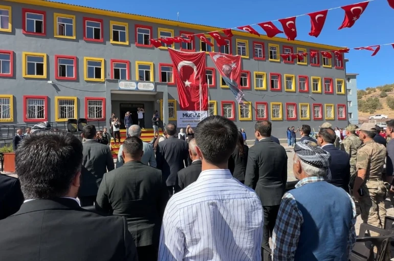 Şemdinli’de onarılan okul, öğrencilerine kapılarını açtı