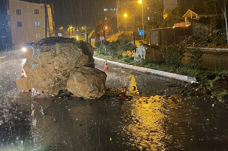 Şemdinli’de yola dev kaya parçaları düştü 