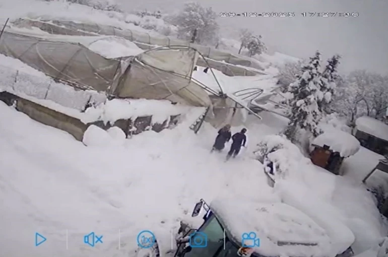 Seraların çökme anı kamerada: Kar altında kaldı, komşularının yardımıyla kurtarıldı 