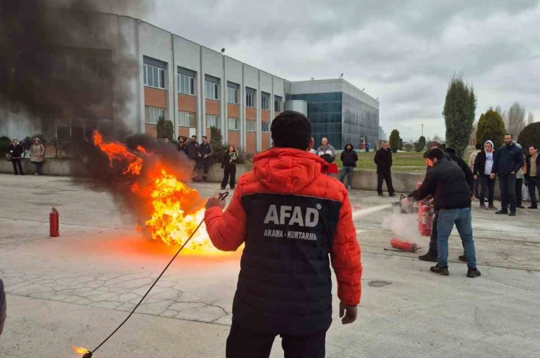 Seramik fabrikasında yangın ve tahliye tatbikatı yapıldı 