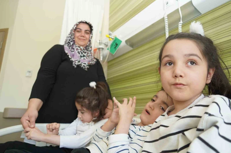 ’Serebral palsi’ hastası üçüzler annelerinin şefkatiyle iyileşiyor 