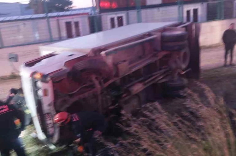 Serik’te devrilen kamyonetin sürücüsü ağır yaralandı 