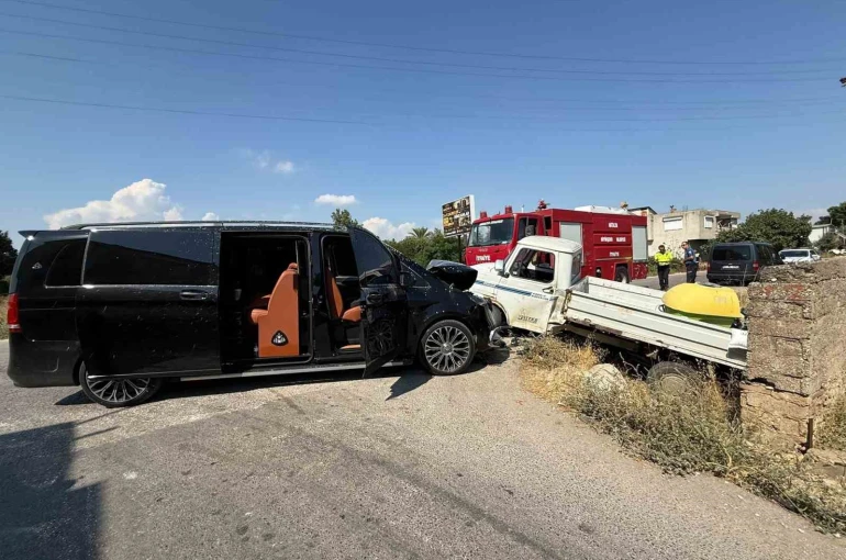 Serik’te VIP minibüs ile kamyonet çarpıştı: 1 yaralı