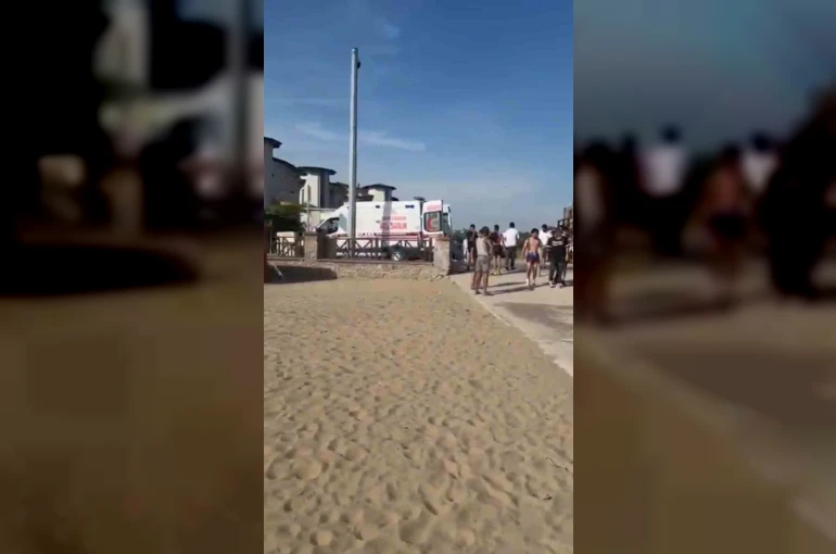 Serinlemek için girdiği denizde boğuldu, kardeşi hastaneye kaldırıldı
