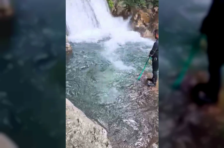 Serinlemek için girdiği suda boğuldu