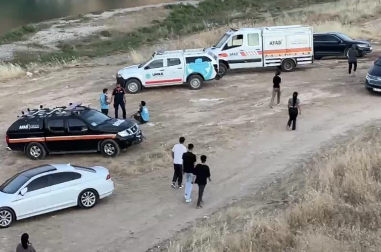 Serinlemek için Göksu Çayı’na giren genç akıntıya kapıldı 