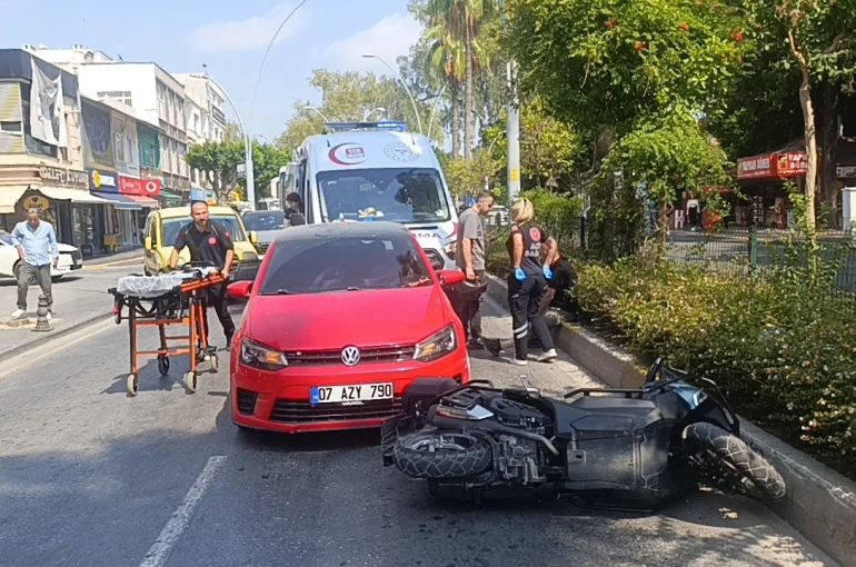 Şerit değiştiren otomobil, motosiklete arkadan çarptı