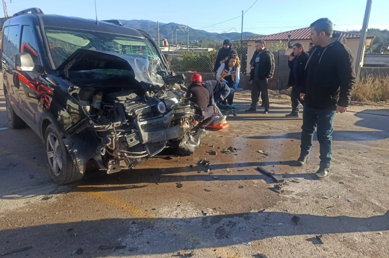 Servis aracı ile hafif ticari aracın çarpışması 7 kişiyi yaraladı