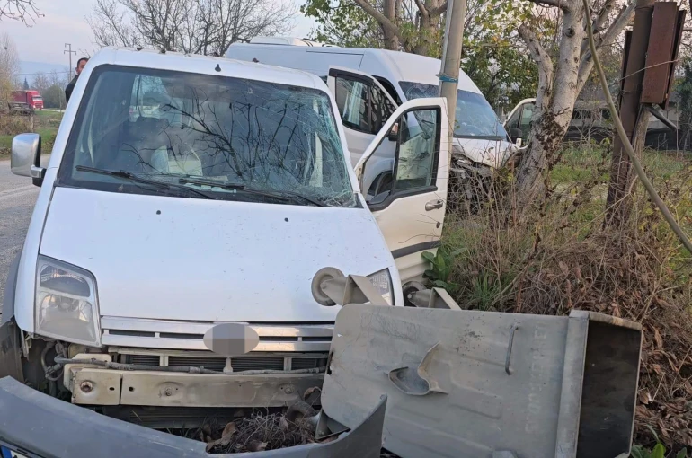 Servis ile hafif ticari araçla çarpıştı: 11 yaralı