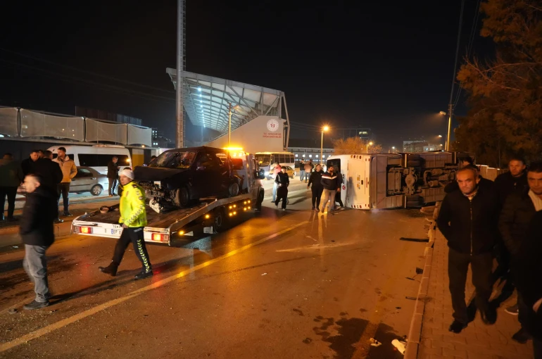 Servis ile otomobilin çarpışması sonucu 11 kişi yaralandı