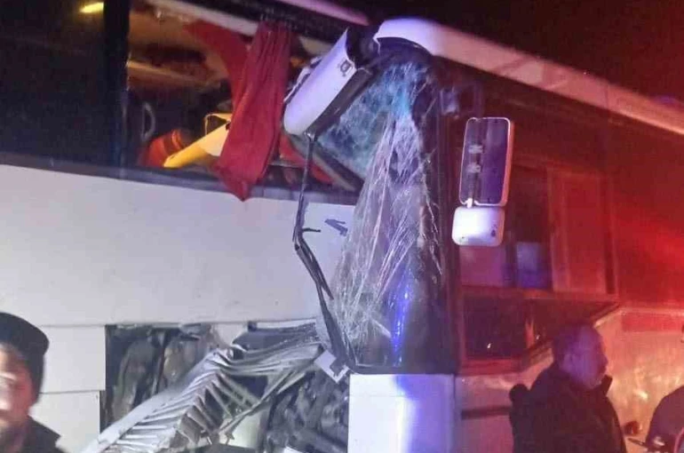 Servis otobüsü yolcu otobüsüne çarptı: 13 yaralı 