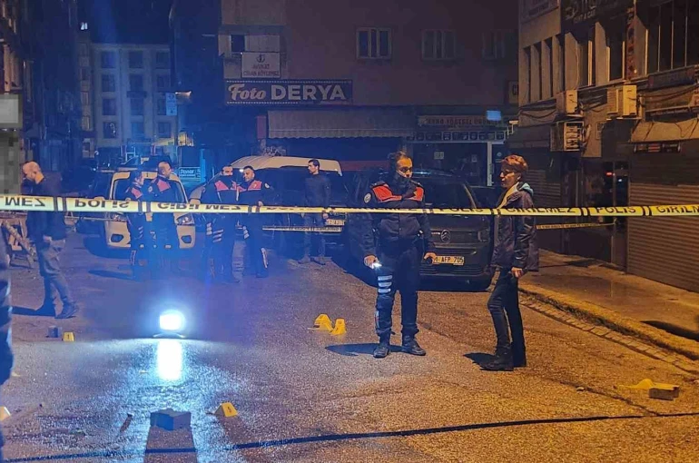 Sevgilisinden ayrılıp alkol alan şahıs etrafa rastgele ateş etti 