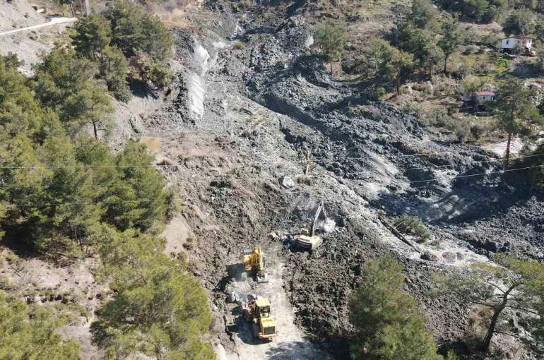 Seydikemer’de heyelan sonrası ekipler çalışmalarını sürdürüyor 