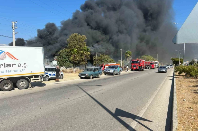 Seydikemer’de kereste deposunda yangın