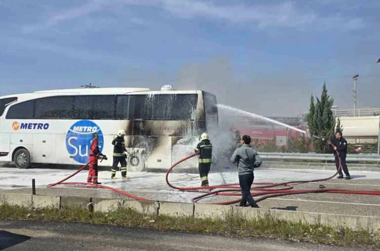 Seydikemer’de otobüs yangını 