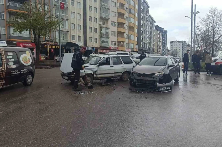 Seydişehir’de iki otomobil kavşakta çarpıştı: 1 yaralı