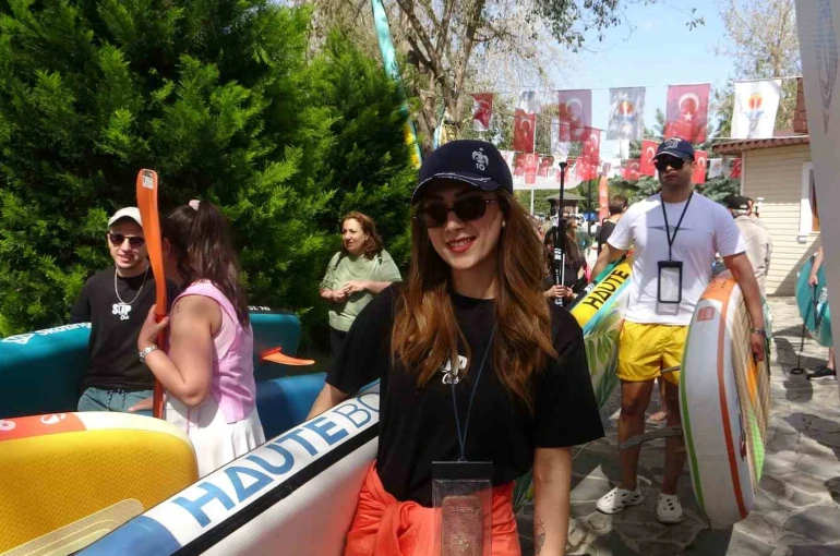 Seyhan Nehri’nde "Su Korteji" renkli görüntülere sahne oldu 