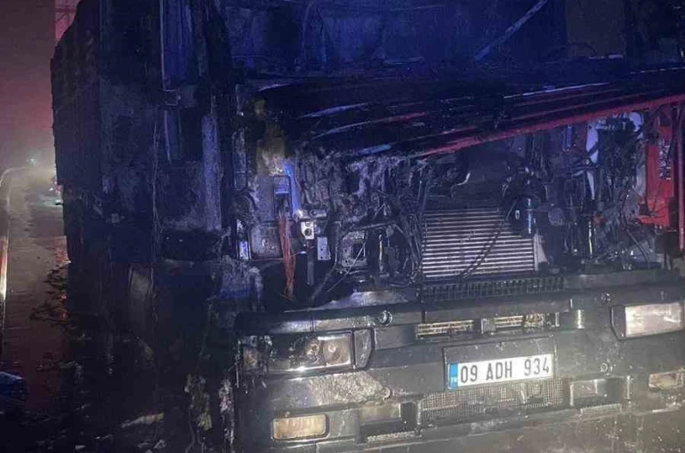 Seyir halinde bir anda alev alan tır kül oldu