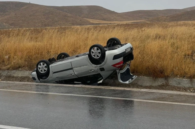 Seyir halinde kontrolden çıkan otomobil takla attı