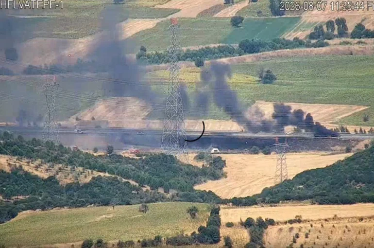 Seyir halindeki araç alev aldı, yangın otluk alana sıçradı