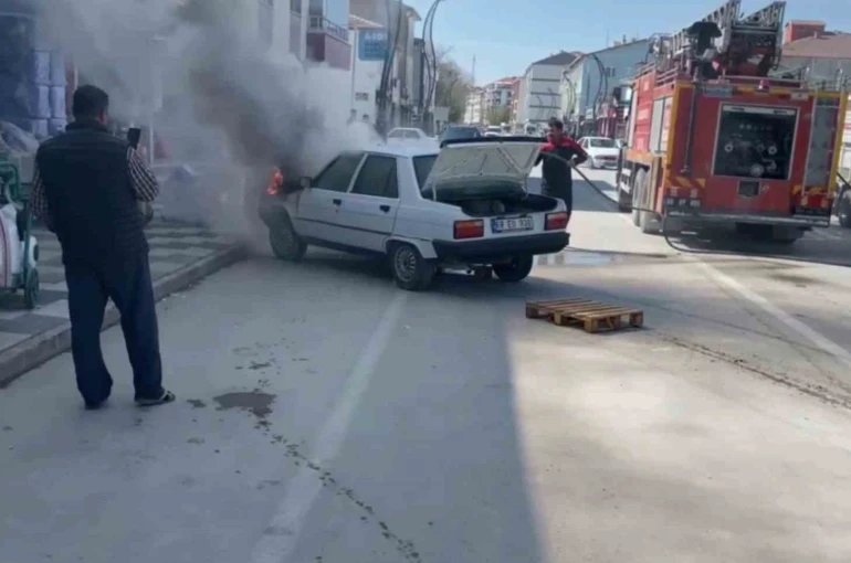 Seyir halindeki araçta yangın paniği 