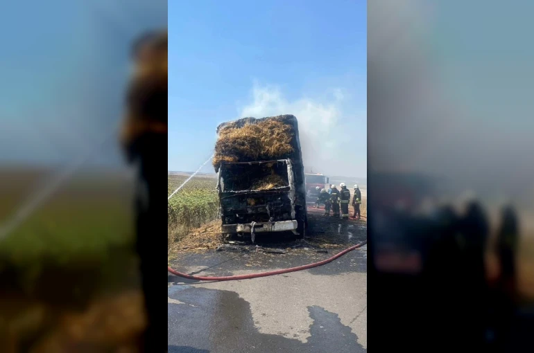 Seyir halindeki balya yüklü kamyon alev alev yandı