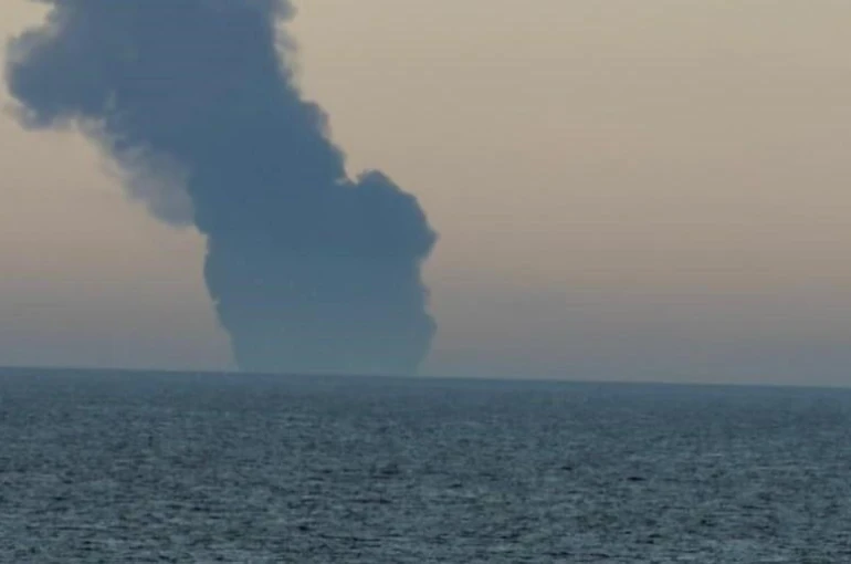 Seyir halindeki gemide yangın çıktı: Çok sayıda ekip sevk edildi