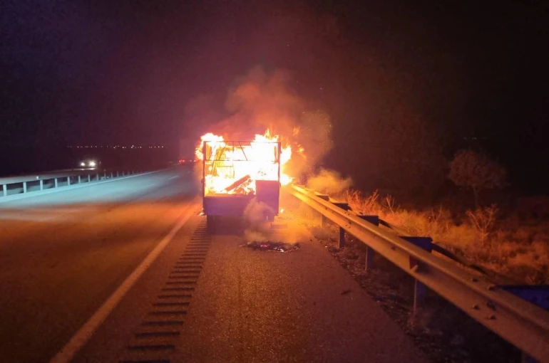 Seyir halindeki kamyonet alev alev yandı