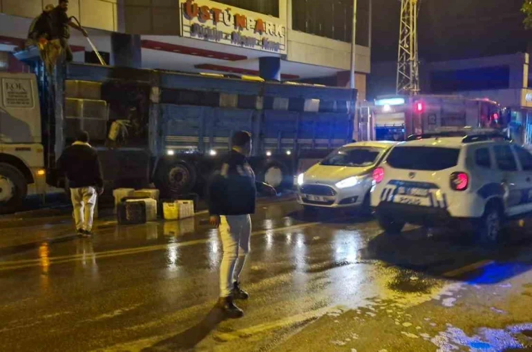 Seyir halindeki kamyonun kasası alev aldı 