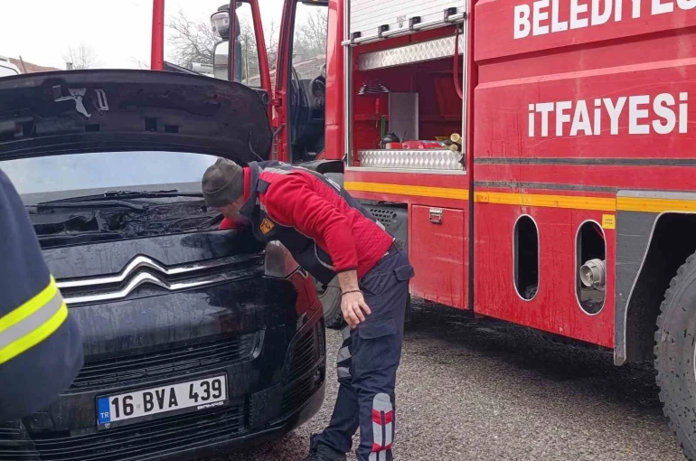 Seyir halindeki minibüste yangın paniği 