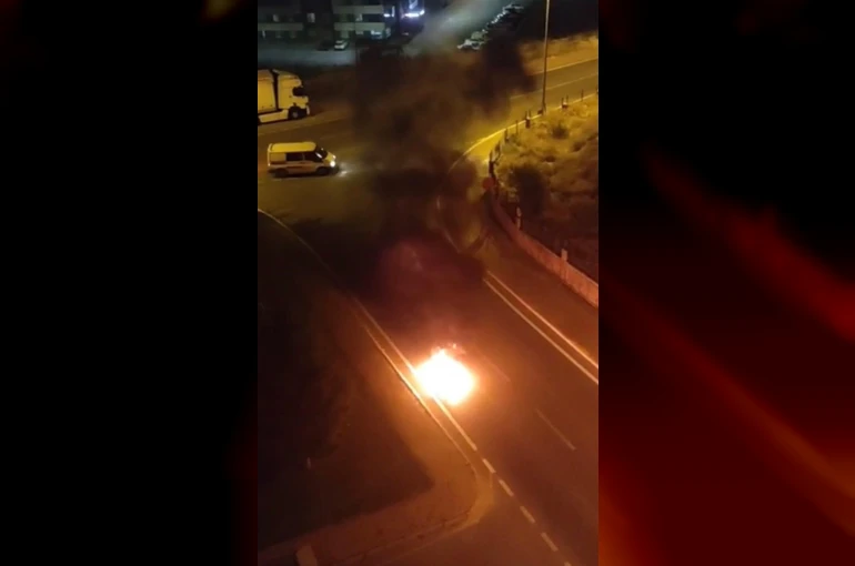 Seyir halindeki motosiklet alev alev yandı