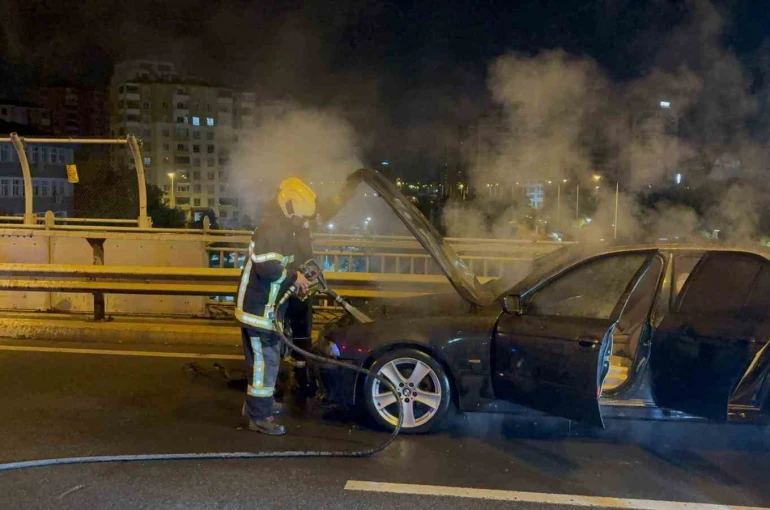 Seyir halindeki otomobil alev aldı 