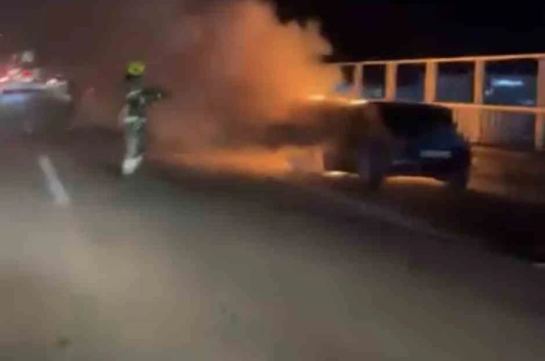 Seyir halindeki otomobil alev alev yandı