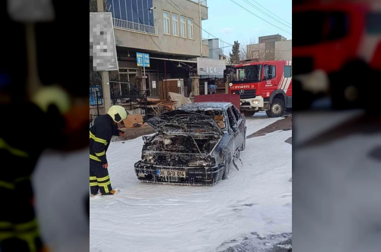 Seyir halindeki otomobil alev alev yandı