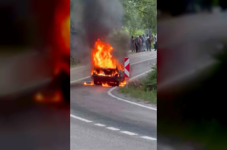 Seyir halindeki otomobil alev topuna döndü