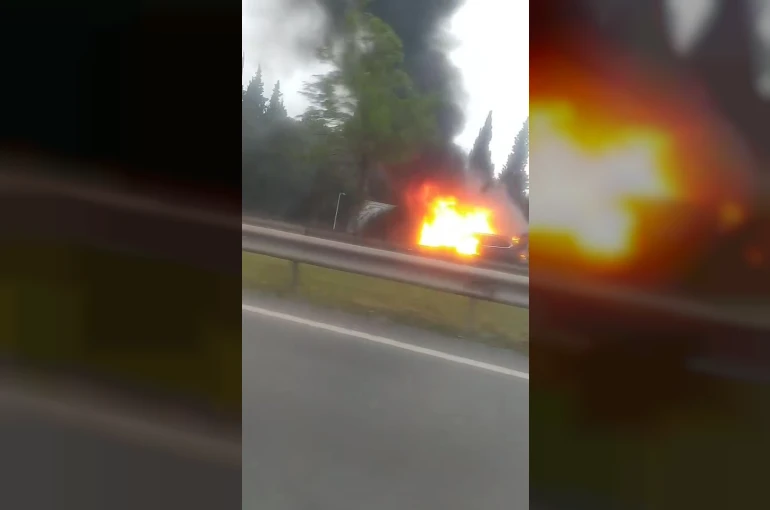 Seyir halindeki otomobil alev topuna döndü 