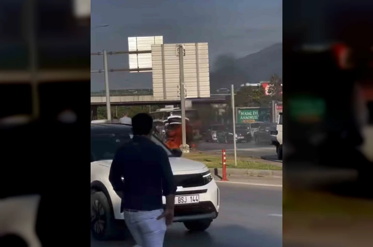 Seyir halindeki otomobil alev topuna döndü 