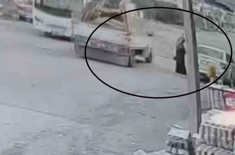 Seyir halindeki pikabın açılan kapağı kadının kafasına çarptı... O anlar kamerada 