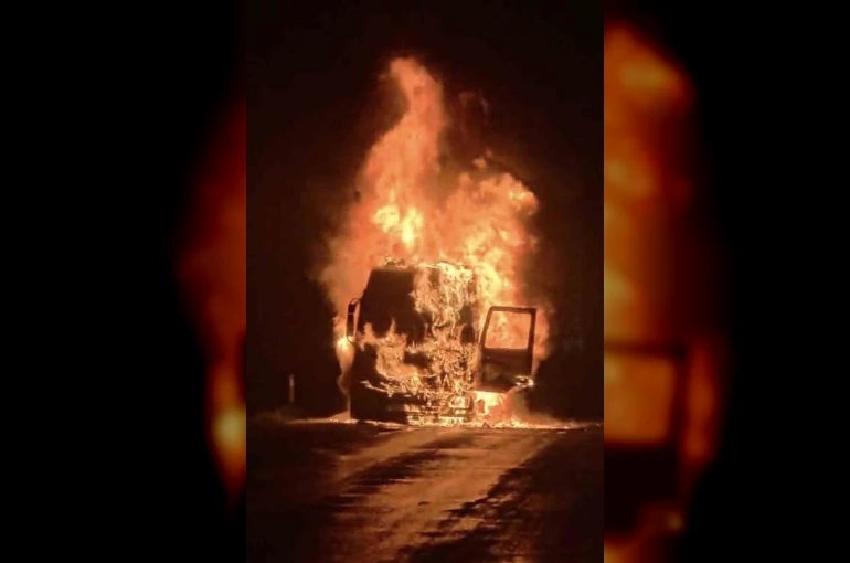 Seyir halindeki tır alev alev yandı 