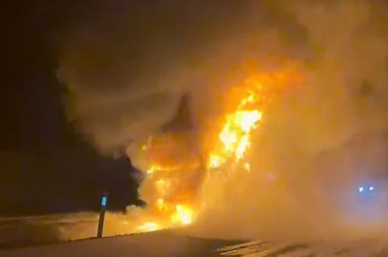 Seyir halindeki tır alev topuna döndü: Sürücü son anda kurtuldu 