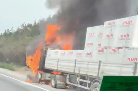 Seyir halindeki tır alevlere teslim oldu 