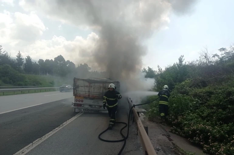 Seyir halindeki tırın dorsesinden alevler yükseldi 