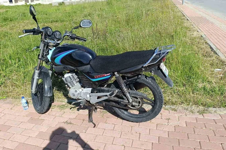 Seyir halindeyken devrilen motosikletin sürücüsü yaralandı 