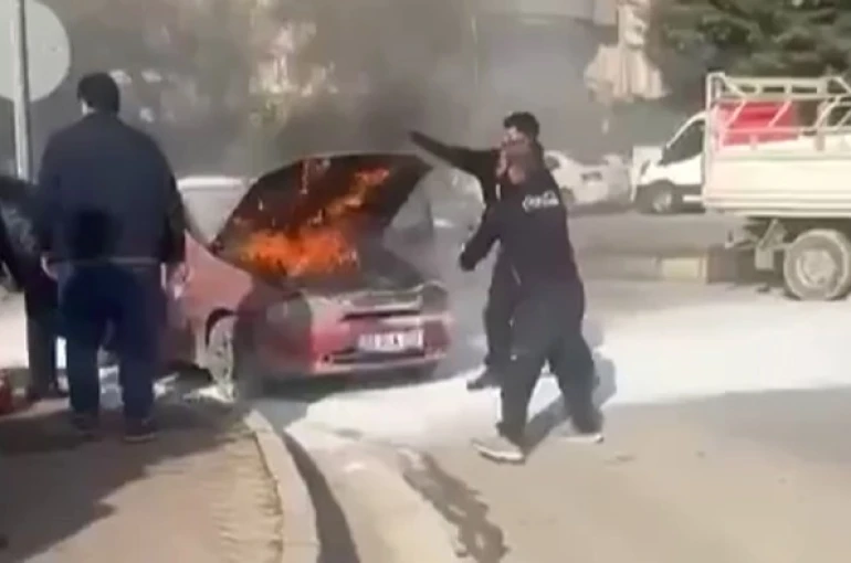 Seyir halindeyken yanan otomobili çevredeki vatandaşlar söndürdü