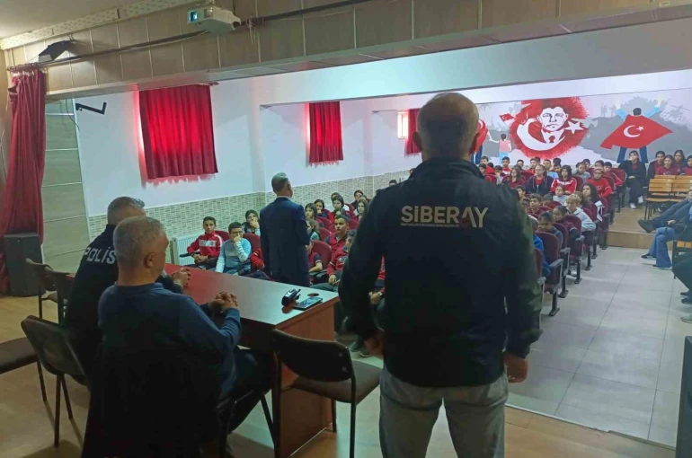 Siber polisi öğrencileri sanal dünyadaki risk ve tehditler hakkında bilgilendiriyor 